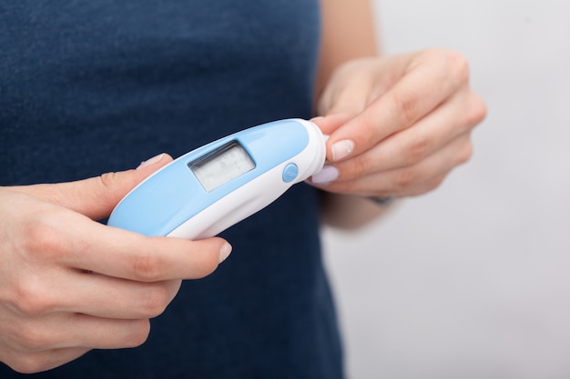 Zieke vrouwen met een thermometer