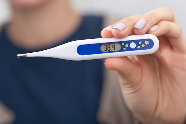 Zieke vrouwen met een thermometer