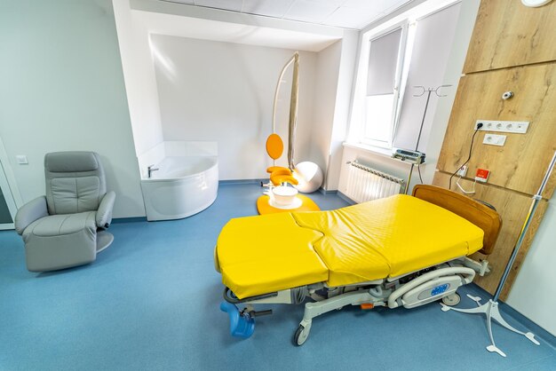 Ziekenhuis babygezondheidszorg Moderne patiëntenbedden op een kraamafdeling Zicht op het interieur Medicijnconcept