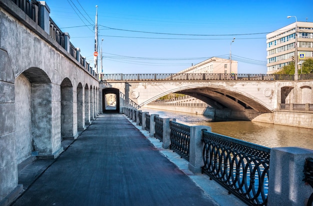 Ziekenhuisbrug Ziekenhuisdijk Yauza-rivier Moskou