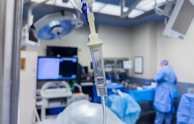 ziekenhuisdruppels tegen een steriele achtergrond medische apparatuur die zorg en behandeling verleent