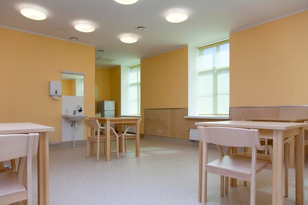 Ziekenhuiskamer met tafels en stoelen