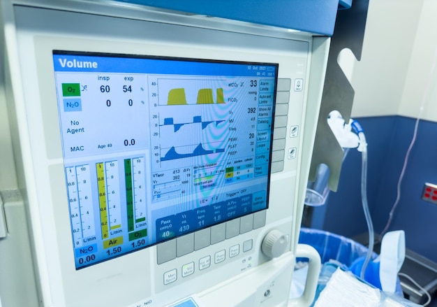 ziekenhuismonitor die vitale functies, hartslag, bloeddruk, temperatuur en pulsoximetrie weergeeft