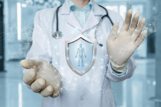 Ziektekostenverzekering en patiëntbeschermingsconcept Dokter toont met zijn handen een schild met een hologram aan de patiënt