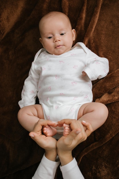 Ziektekostenverzekering voor pasgeboren baby's levensverzekering voor nieuwe baby moeder met in handen voeten van