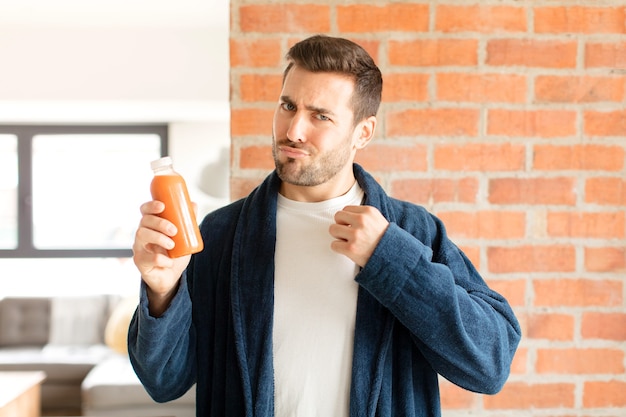 ziet er arrogant, succesvol, positief en trots uit, wijzend naar zichzelf