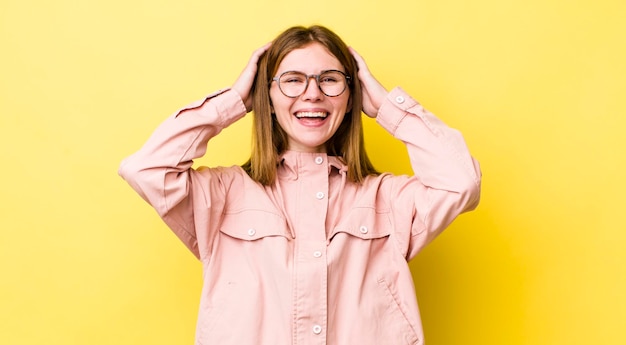 ziet er gelukkig uit zorgeloos vriendelijk en ontspannen genietend van het leven en succes met een positieve instelling