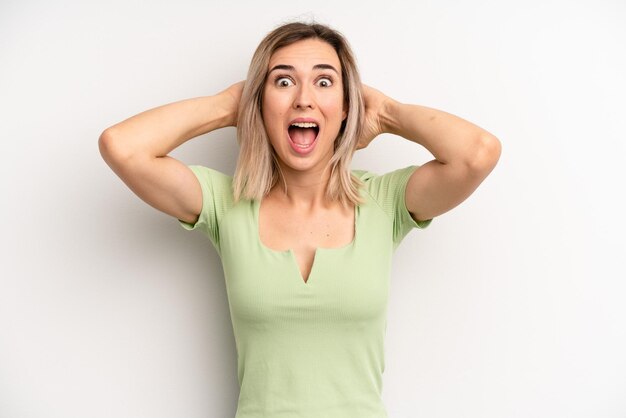 ziet er gelukkig uit zorgeloos vriendelijk en ontspannen genietend van het leven en succes met een positieve instelling