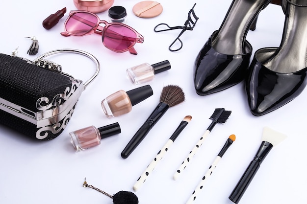 Ziet er goed uit Een set make-up en modeaccessoires voor dames