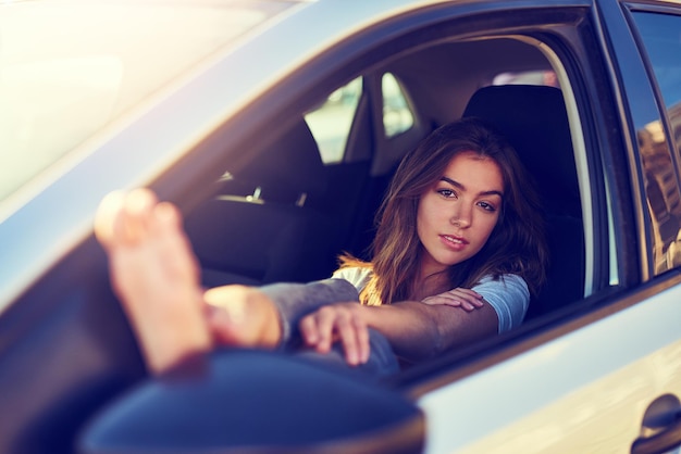 Ziet er goed uit tijdens haar roadtrip Shot van een jonge vrouw die in haar auto zit