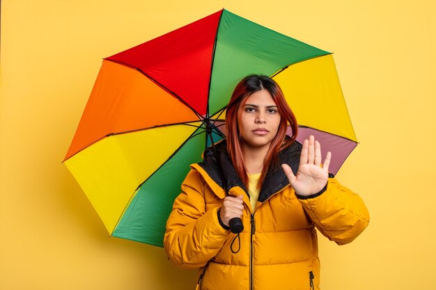 Ziet er serieus uit met open handpalm die een stopgebaar maakt