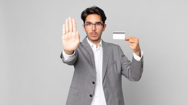 ziet er serieus uit met open handpalm die een stopgebaar maakt