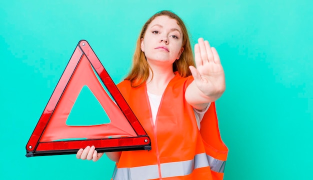 Foto ziet er serieus uit met open handpalm die een stopgebaar maakt