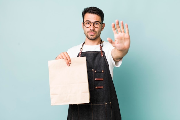 Ziet er serieus uit met open handpalm die een stopgebaar maakt