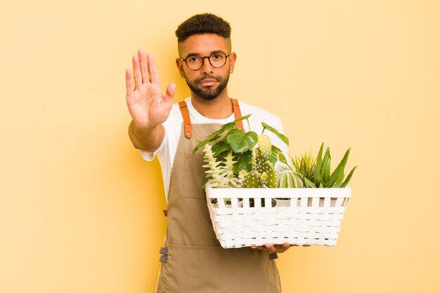 Foto ziet er serieus uit met open handpalm die een stopgebaar maakt