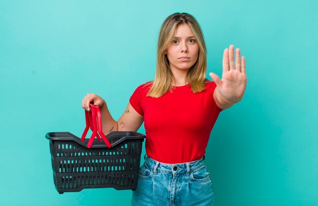 Foto ziet er serieus uit met open handpalm die een stopgebaar maakt