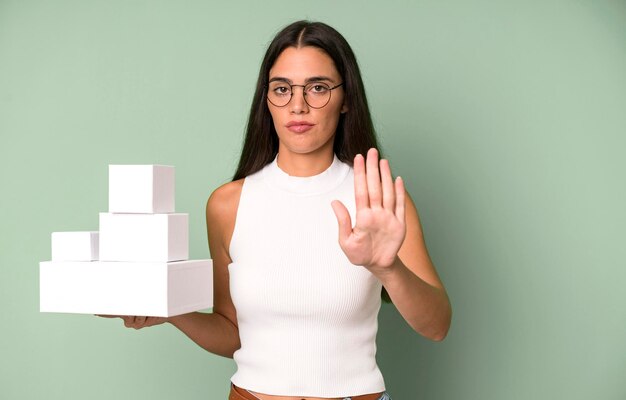 ziet er serieus uit met open handpalm die een stopgebaar maakt
