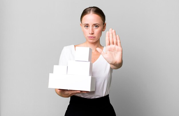ziet er serieus uit met open handpalm die een stopgebaar maakt
