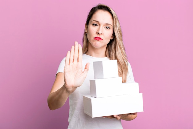 ziet er serieus uit met open handpalm die een stopgebaar maakt