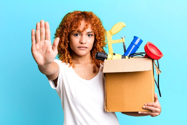 ziet er serieus uit met open handpalm die een stopgebaar maakt