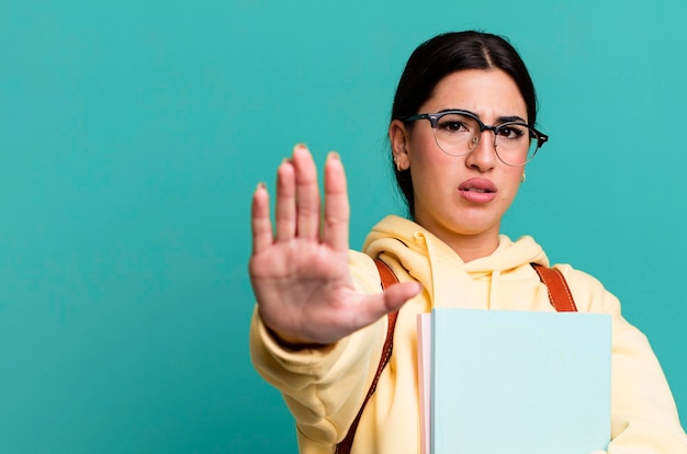 ziet er serieus uit met open handpalm die een stopgebaar maakt