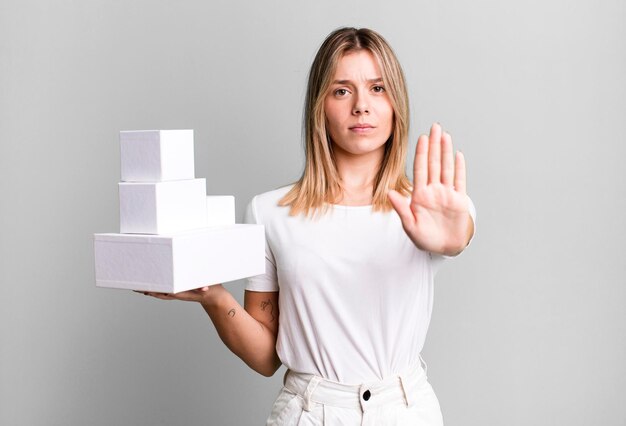 ziet er serieus uit met open handpalm die een stopgebaar maakt