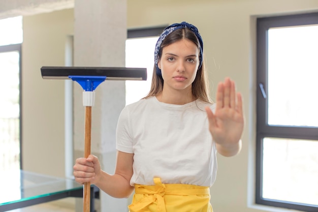 ziet er serieus uit met open handpalm die een stopgebaar maakt