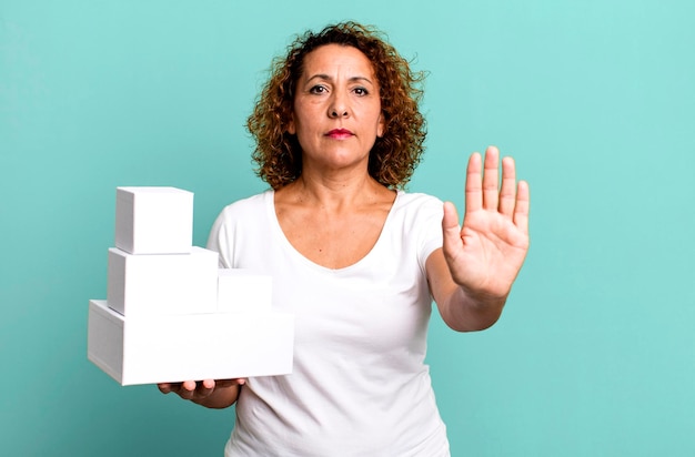 ziet er serieus uit met open handpalm die een stopgebaar maakt