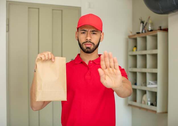 ziet er serieus uit met open handpalm die een stopgebaar maakt