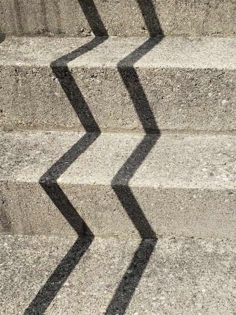 Foto ombra a zig-zag sui gradini