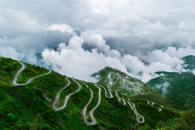 Foto zig zag-wegen bij zuluk