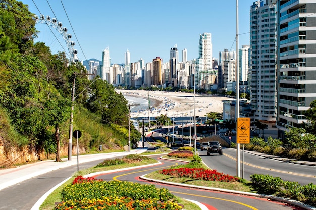 Balneario CamboriuBrazil의 지그재그 자전거 도로 비뚤어진 거리