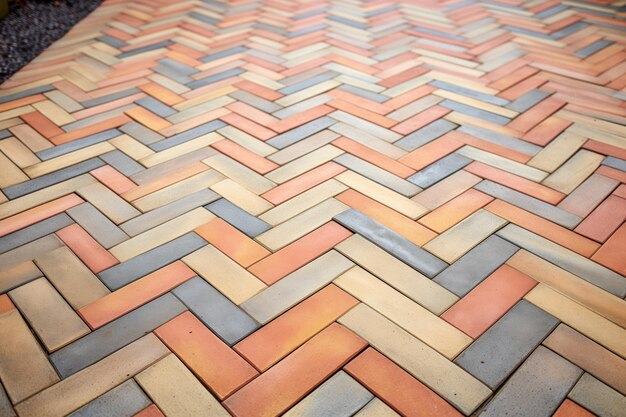 Photo zigzag patterns of a classic herringbone brick path