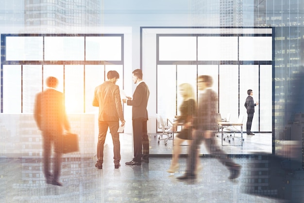 Zij- en achteraanzicht van zakenmensen in een moderne kantoorlobby met glazen wanden. 3D-rendering, dubbele belichting, getinte afbeelding