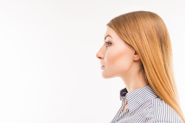 Foto zij-gezicht portret van een zelfverzekerde vrouw