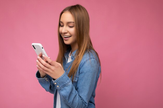 zij-profiel Foto shot van aantrekkelijke positieve knappe jonge vrouw, gekleed casual stijlvol