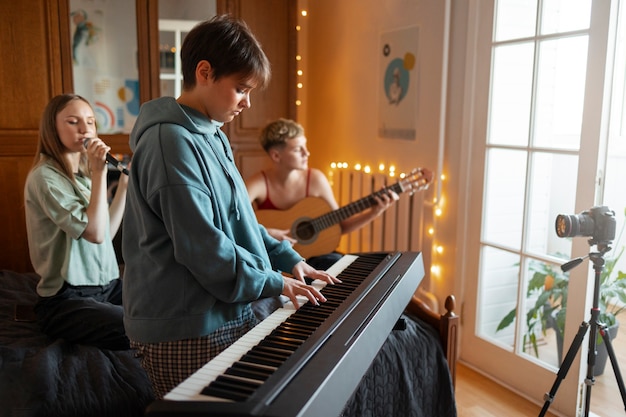 Zijaanzicht artiesten die muziek maken in de slaapkamer