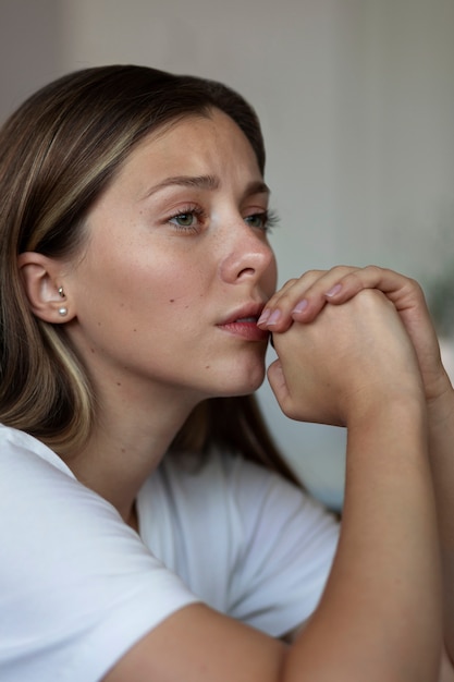 Foto zijaanzicht bezorgde vrouw thuis