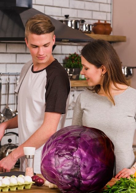 Foto zijaanzicht gelukkige familie met gigantische kool