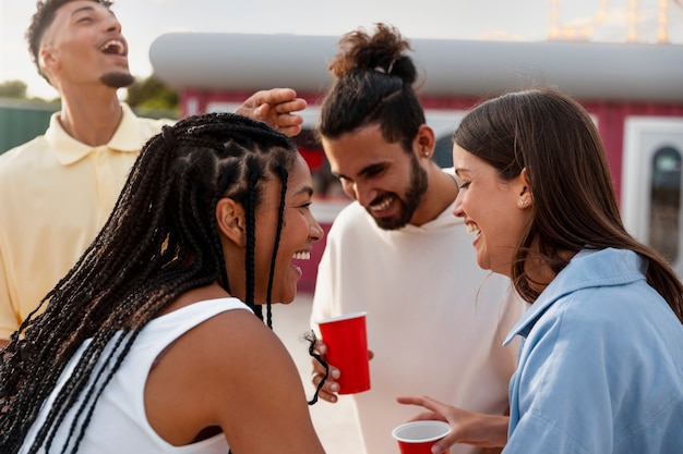 Foto zijaanzicht gelukkige vrienden met drankjes