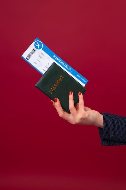 Foto zijaanzicht hand met paspoort