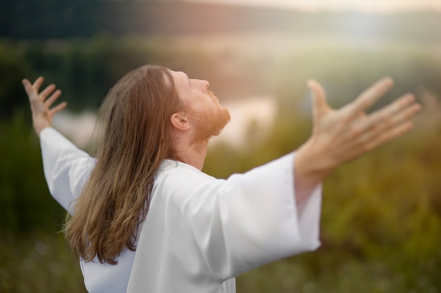 Zijaanzicht man die de christelijke profeet kenmerkt