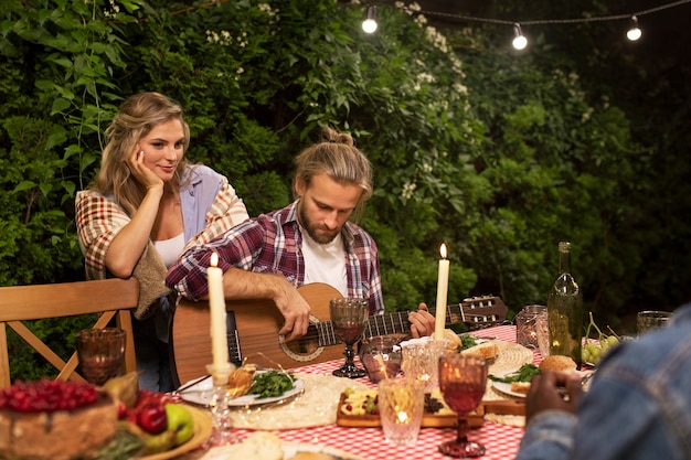 Foto zijaanzicht man die gitaar speelt