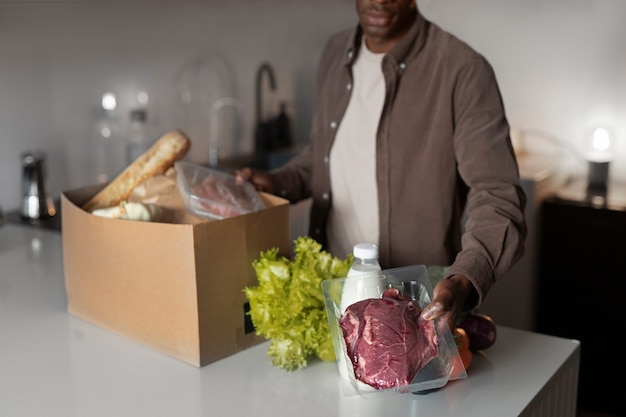 Foto zijaanzicht man met boodschappen