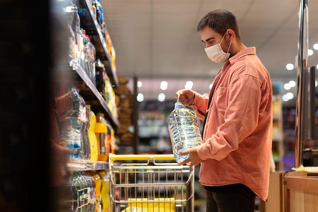 Foto zijaanzicht man met fles