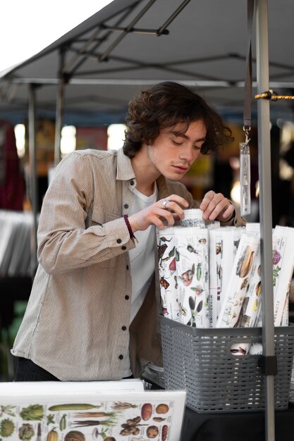 Foto zijaanzicht man op vlooienmarkt in de vs