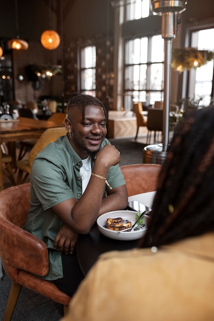 Zijaanzicht mensen chatten in café