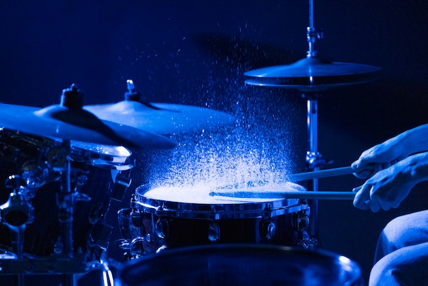 Zijaanzicht muzikant die de drums speelt