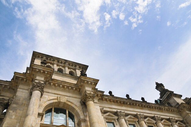 Zijaanzicht naar Berlijn Reichstag met bewolkte hemelachtergrond