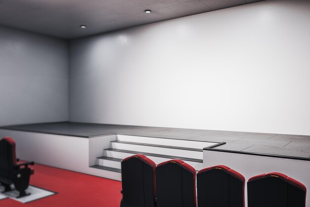 Zijaanzicht op blinde muur in moderne lege vergaderruimte met rode loper en rode stoelen Mockup 3D-rendering